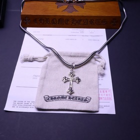 Ожерелье Chrome Hearts с уникальным дизайном и узором, отличающим