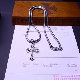 Ожерелье Chrome Hearts с уникальным дизайном и узором, отличающим