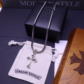 Ожерелье Chrome Hearts с уникальным дизайном и узором, отличающим