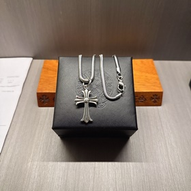 Ожерелье Chrome Hearts с различными узорами дизайном, выделяющеес