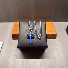 Ожерелье Chrome Hearts с различными узорами дизайном, выделяющеес