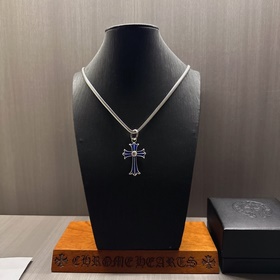 Ожерелье Chrome Hearts с различными узорами дизайном, выделяющеес