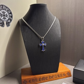 Ожерелье Chrome Hearts с различными узорами дизайном, выделяющеес