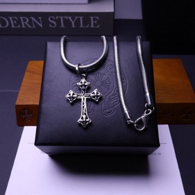 Ожерелье Chrome Hearts с уникальным дизайном и узором, отличающим