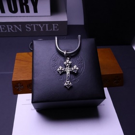 Ожерелье Chrome Hearts с уникальным дизайном и узором, отличающим