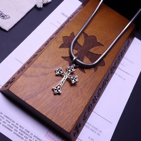 Ожерелье Chrome Hearts с уникальным дизайном и узором, отличающим