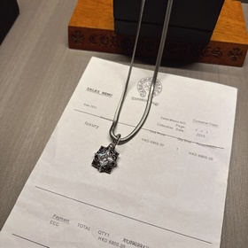 Ожерелье Chrome Hearts с уникальным дизайном и узором, отличающим