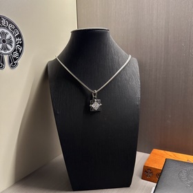 Ожерелье Chrome Hearts с уникальным дизайном и узором, отличающим