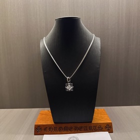 Ожерелье Chrome Hearts с уникальным дизайном и узором, отличающим