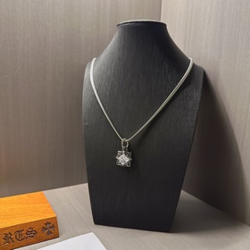 Ожерелье Chrome Hearts с уникальным дизайном и узором, отличающим