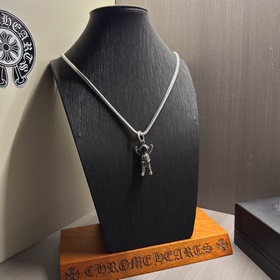 Ожерелье Chrome Hearts с уникальным дизайном и различными узорами