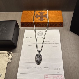 Ожерелье Chrome Hearts с уникальным дизайном и узором, отличающим