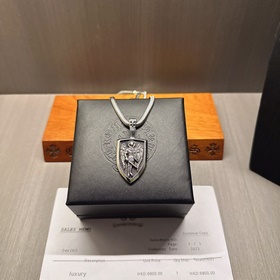 Ожерелье Chrome Hearts с уникальным дизайном и узором, отличающим