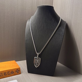 Ожерелье Chrome Hearts с уникальным дизайном и узором, отличающим