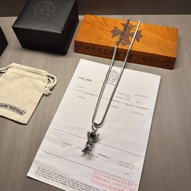 Ожерелье Chrome Hearts с уникальным дизайном и узором, отличающим