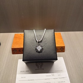 Ожерелье Chrome Hearts с уникальным дизайном и узором, отличающим