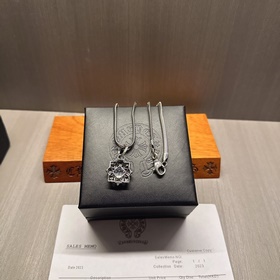 Ожерелье Chrome Hearts с уникальным дизайном и узором, отличающим