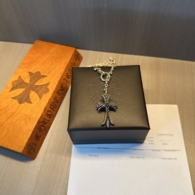 Ожерелье Chrome Hearts с уникальным дизайном и узором, отличающим