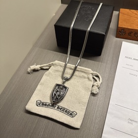 Ожерелье Chrome Hearts с уникальным дизайном и узором, отличающим