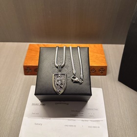 Ожерелье Chrome Hearts с уникальным дизайном и узором, отличающим