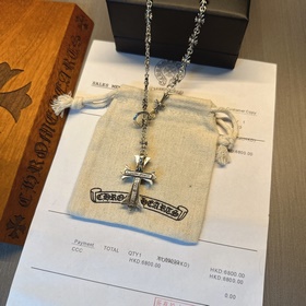 Ожерелье Chrome Hearts с уникальным дизайном и узором, отличающим