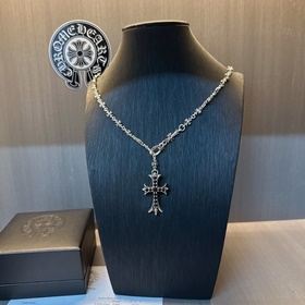 Ожерелье Chrome Hearts с уникальным дизайном и узором, отличающим