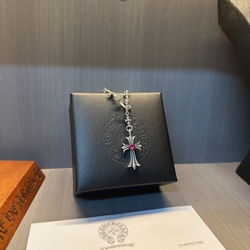 Ожерелье Chrome Hearts с уникальным дизайном и узором, отличающим