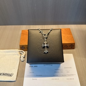 Ожерелье Chrome Hearts с уникальным дизайном и узором, отличающим