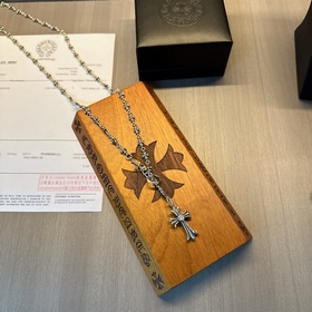 Ожерелье Chrome Hearts с уникальным дизайном и узором, отличающим