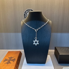 Ожерелье Chrome Hearts с уникальным дизайном и узором, отличающим
