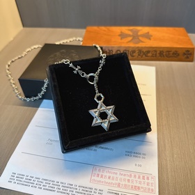 Ожерелье Chrome Hearts с уникальным дизайном и узором, отличающим