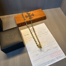 Золотое колье Chrome Hearts с уникальным дизайном виде различных 