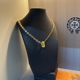 Золотое колье Chrome Hearts с уникальным дизайном виде различных 