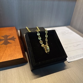 Золотое колье Chrome Hearts с уникальным дизайном виде различных 