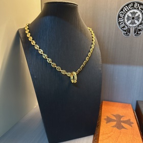 Золотое колье Chrome Hearts с уникальным дизайном виде различных 