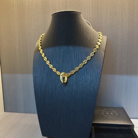 Золотое колье Chrome Hearts с уникальным дизайном виде различных 