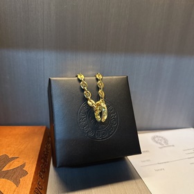 Золотое колье Chrome Hearts с уникальным дизайном виде различных 