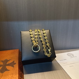 Золотое колье Chrome Hearts с уникальным дизайном виде различных 