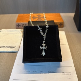 Ожерелье Chrome Hearts с уникальным дизайном и узором, отличающим