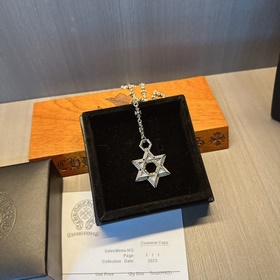 Ожерелье Chrome Hearts с уникальным дизайном и узором, отличающим