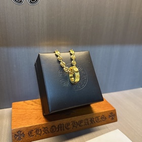 Золотое колье Chrome Hearts с уникальным дизайном виде различных 