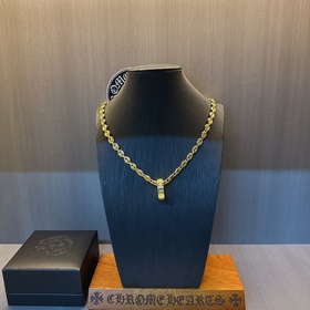 Золотое колье Chrome Hearts с уникальным дизайном виде различных 