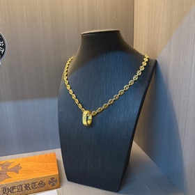 Золотое колье Chrome Hearts с уникальным дизайном виде различных 
