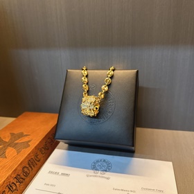 Золотое колье Chrome Hearts с уникальным дизайном виде различных 