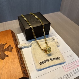 Золотое колье Chrome Hearts с уникальным дизайном виде различных 