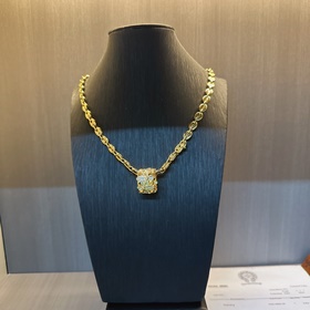 Золотое колье Chrome Hearts с уникальным дизайном виде различных 