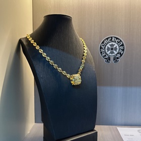 Золотое колье Chrome Hearts с уникальным дизайном виде различных 