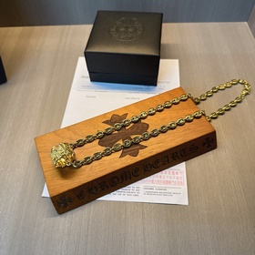 Золотое колье Chrome Hearts с уникальным дизайном виде различных 
