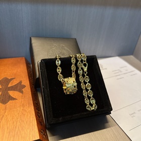 Золотое колье Chrome Hearts с уникальным дизайном виде различных 