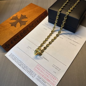 Золотое колье Chrome Hearts с уникальным дизайном виде различных 